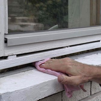 Vinduets bundfuge er ødelagt: Vask grundigt af med grundrens Vinduets bundfuge er ødelagt: Vask grundigt af med grundrens